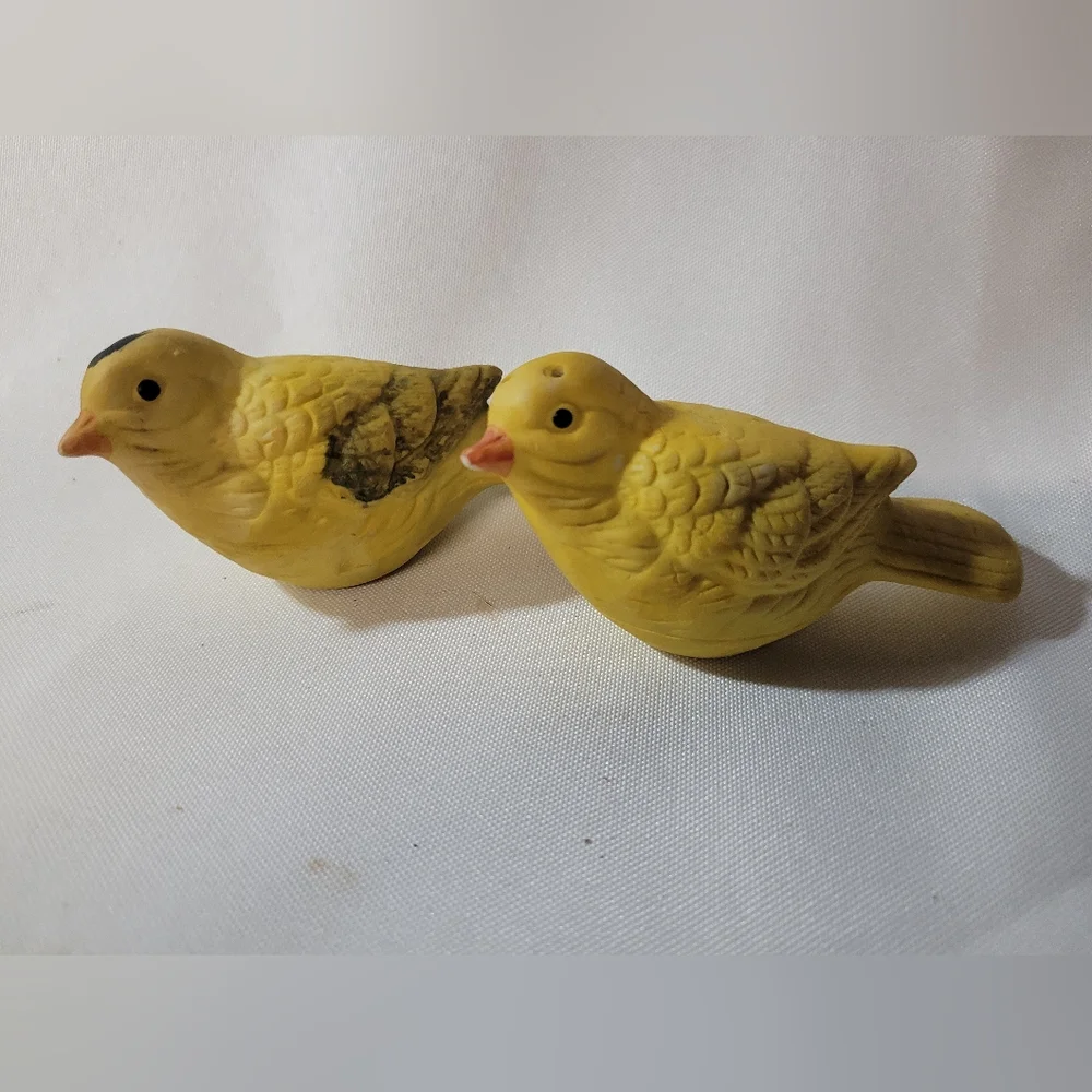 Vintage Yellow Bird Salt and Peppers Shakers (108)